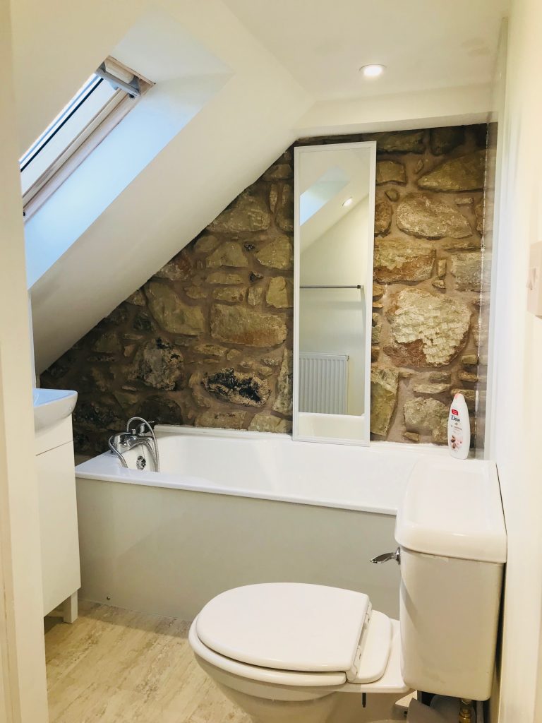 Rose Cottage Loft Bath3 ©Duns Castle