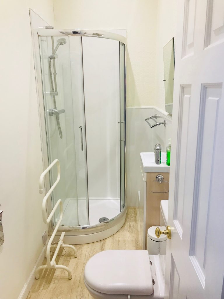 Rose Cottage Shower Room1 ©Duns Castle